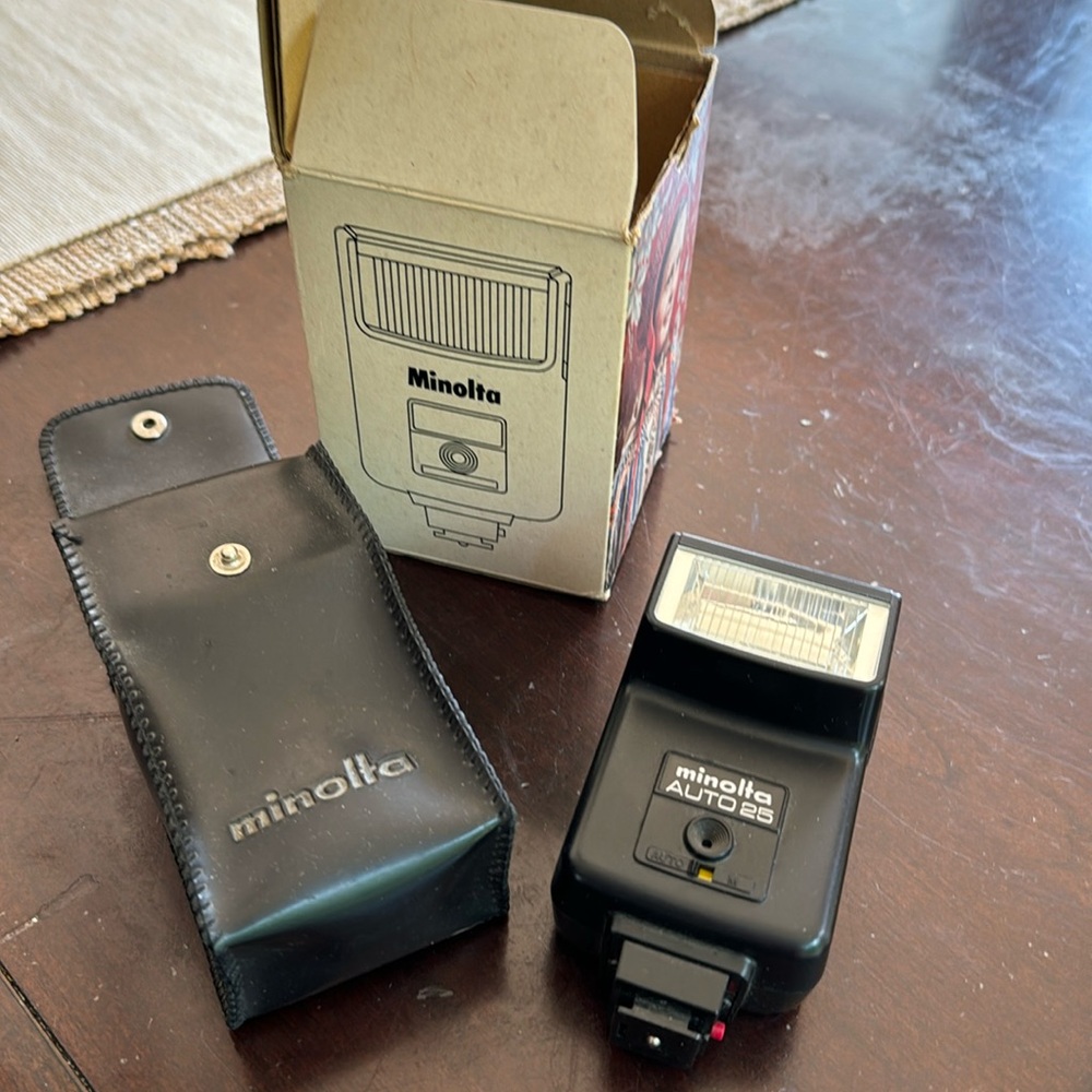 Vintage minolta auto electro flash 25